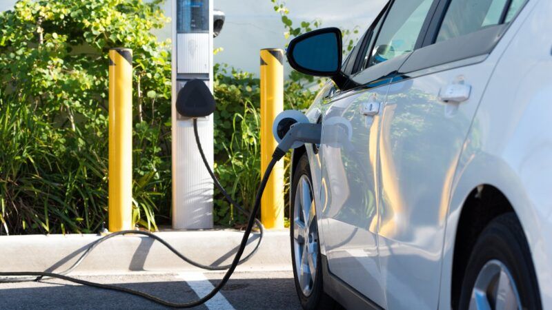 Electric car recharging | Michael Flippo / Dreamstime.com