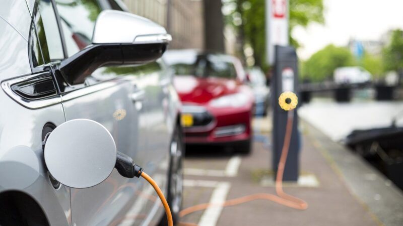 Electric car recharging | Jacek Sopotnicki / Dreamstime.com