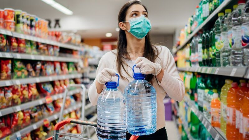 Woman purchasing water | Eldar Nurkovic / Dreamstime.com