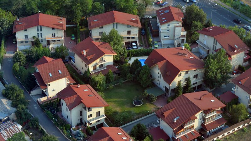 A row of houses in a neighborhood | Photo 57584156 © Silviu Matei | Dreamstime.com