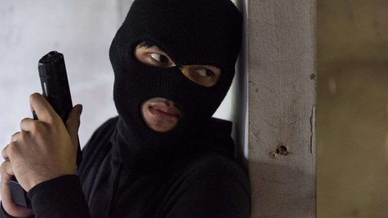 Masked man with gun | Sorapop Udomsri / Dreamstime.com