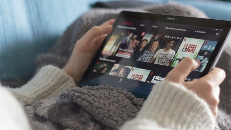Person watching Netflix on a tablet | Raquelsfranca / Dreamstime.com