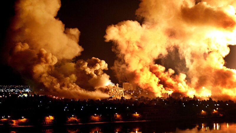 20 Years Later, Has the U.S. Learned Any Lessons From the War in Iraq? | Photo: Fires rage on the west bank of the Tigris River on March 21, 2003, in Baghdad, Iraq; Mirrorpix/Getty