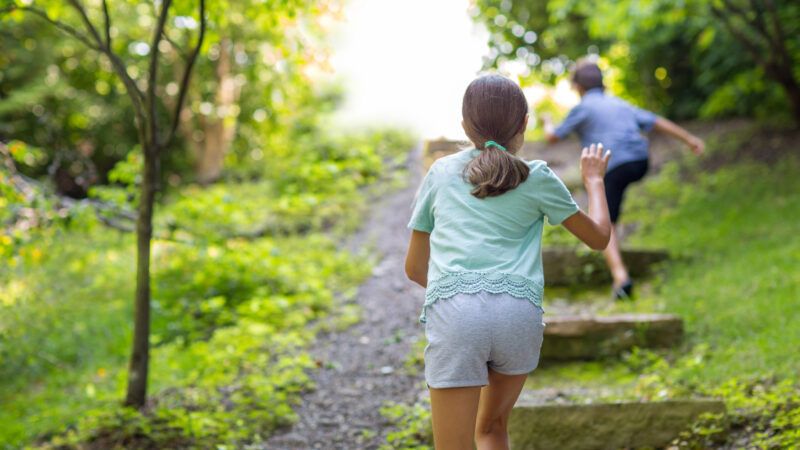 Kids out for a walk | Noriko Cooper | Dreamstime.com