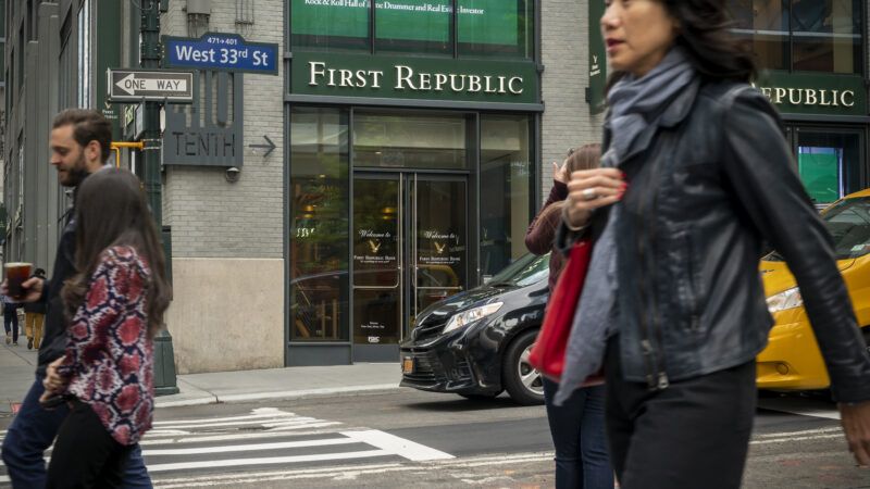 people walking by a branch of First Republic Bank | Richard B. Levine/Newscom