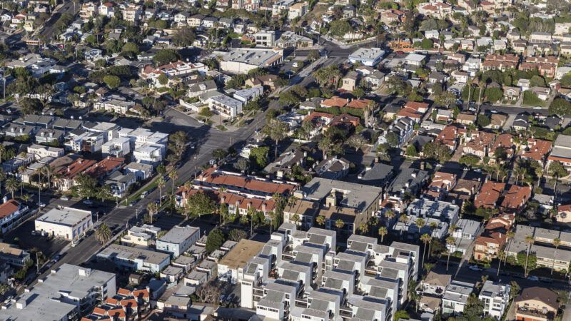 A picture of apartment buildings in Los Angeles, California. | trekandshoot/Dreamstime.com