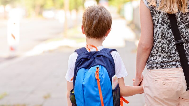 Kid walking | 76135121 © Djedzura | Dreamstime.com