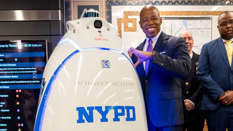 New York City Mayor Eric Adams posing with NYPD robot cop | Photo: New York Mayor Eric Adams with the Knightscope K5; Barry Williams/ New York Daily News/Getty