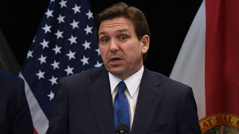 Florida Governor Ron DeSantis speaking to the media | Photo: Florida Gov. Ron DeSantis holds a press conference at the Reedy Creek Administration Building in Lake Buena Vista, Florida; SOPA Images Limited/Alamy