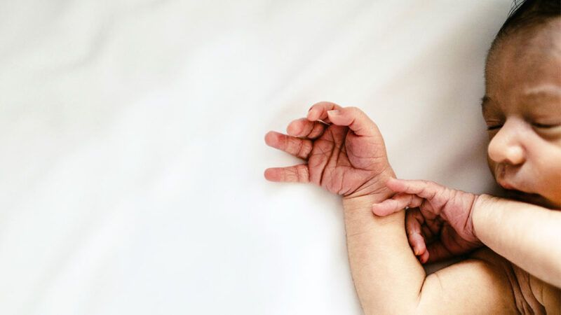 Photo of an infant sleeping | Photo: Kelly Sikkema/Unsplash