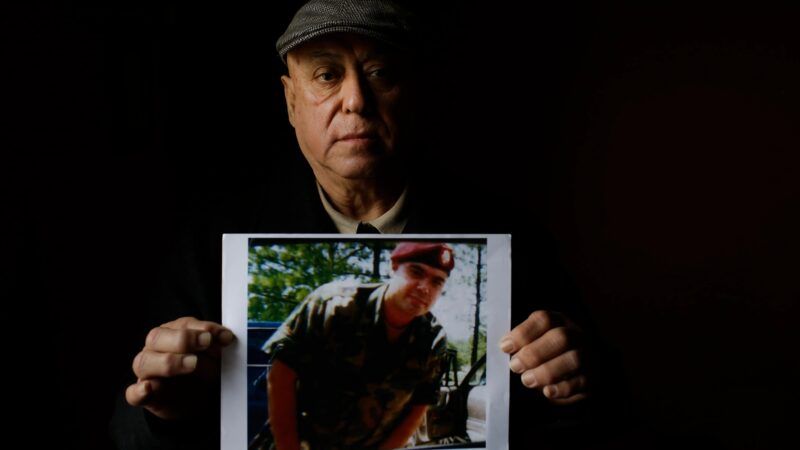 Miguel Perez holding a picture of his son, a U.S. military veteran who was deported to Mexico based on a drug conviction | Joshua Lott/AFP/Getty Images via HRW and DPA