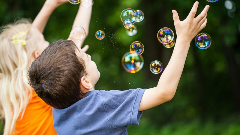 Two kids playing with bubbles | Katarzyna Bialasiewicz | Dreamstime.com 