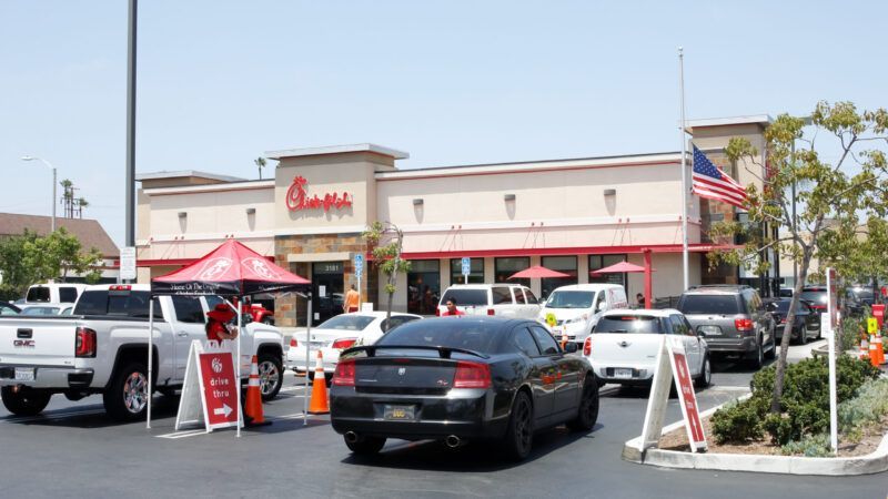 Cars parked outside a Chick-fil-A restaurant | ID 157286373 © David Tonelson | Dreamstime.com