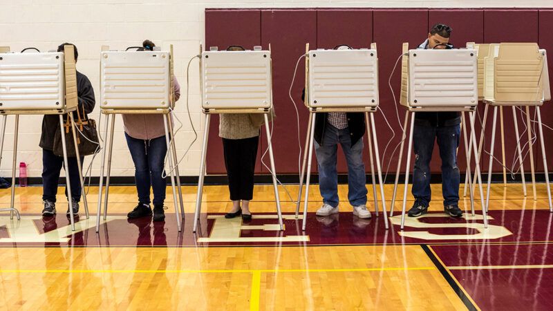 Voting booths in a gymnasium | Photo: Jim West/Alamy