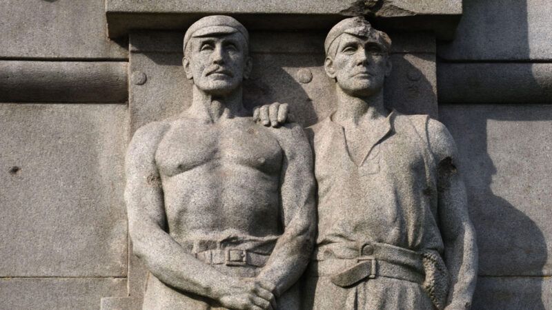 Two men are depicted in Memorial to Heroes of the Marine Engine Room monument in England | Photo: Chris Hellier/Alamy