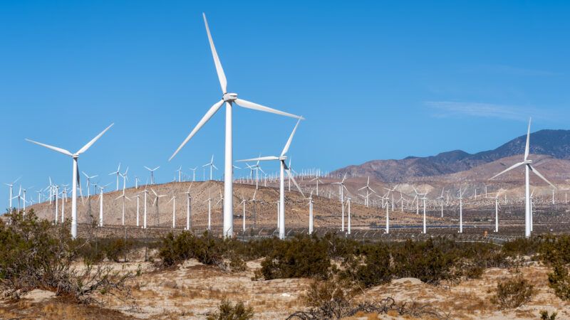 Wind turbines in a field in front of a mountain | ID 127556267 © K Pegg | Dreamstime.com