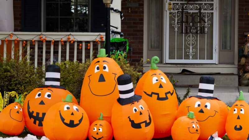 Halloween decorations, inflatable jack-o-lanterns in a residential yard. | Arinahabich08 | Dreamstime.com