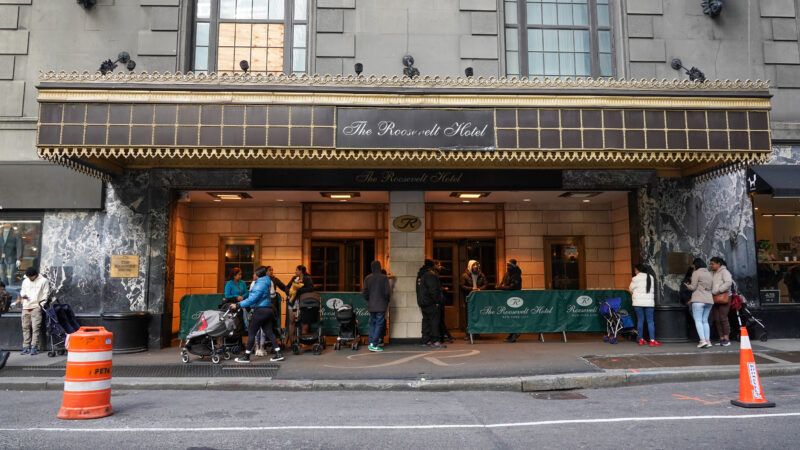 People stand outside a building in the inner city |  © Zhukovsky/Dreamstime.com