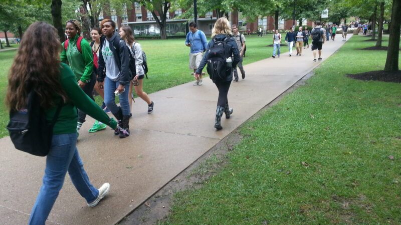 Students walk across a college campus | ID 44502414 © Aviahuismanphotography | Dreamstime.com