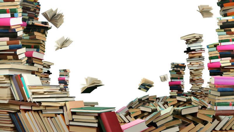 A large pile of books | Photo: Artpilot/iStock