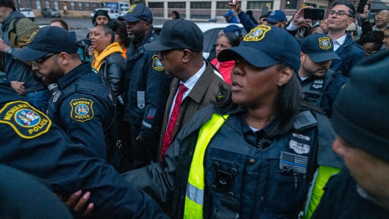 Newark Mayor Ras Baraka and law enforcement, outside of ICE facility |  Brian Branch Price/ZUMAPRESS/Newscom