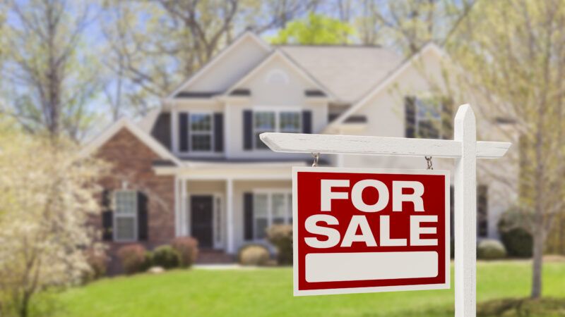 A For Sale sign in front of a home. | Feverpitched | Dreamstime.com