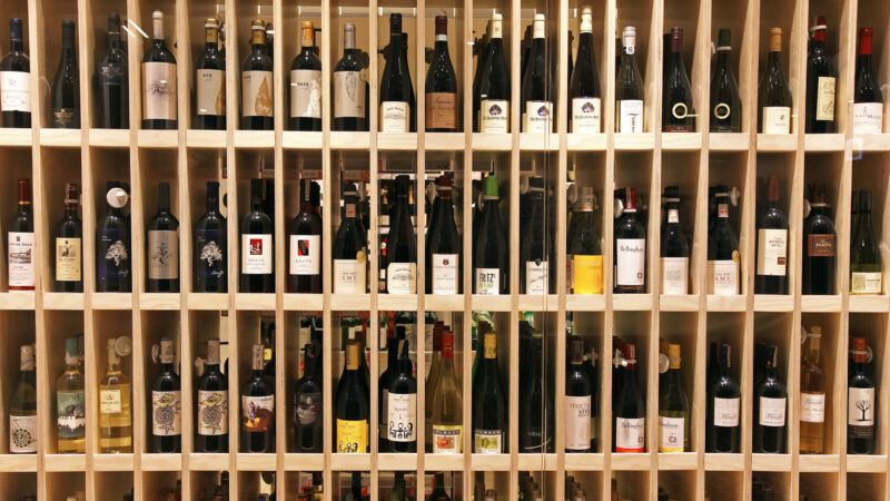 Wine bottles on a store shelf. | ID 47456528 ©  Cebas1 | Dreamstime.com