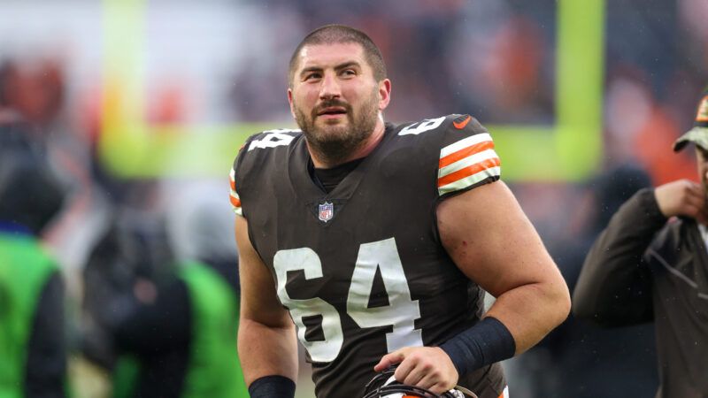 J.C. Tretter in his full Cleveland Browns football uniform walking off the field with his helmet in his hand. | Frank Jansky/Icon Sportswire DCT/Frank Jansky/Icon Sportswire/Newscom
