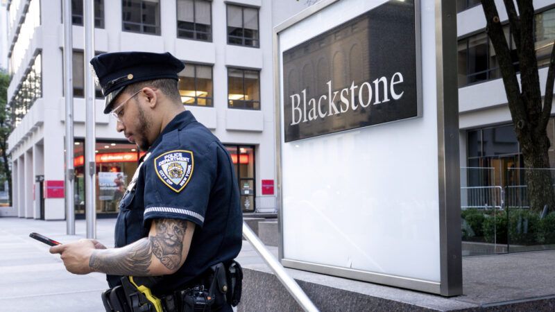 Policer officer standing in front of Blackstone office |  IMAGO/Political-Moments/Newscom