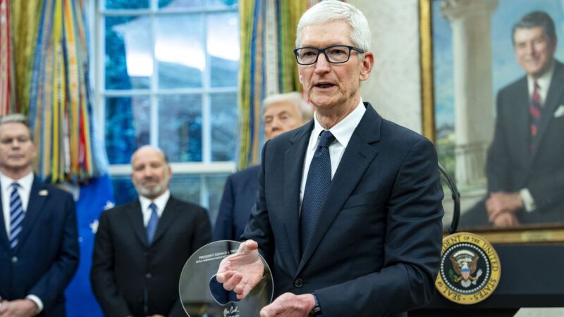 Apple CEO Tim Cook in the Oval Office with President Donald Trump | Bonnie Cash - Pool via CNP/CNP / Polaris/Newscom