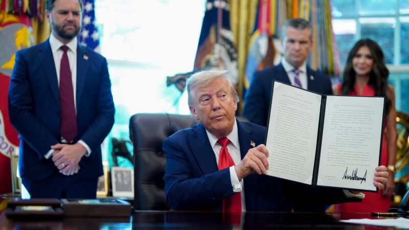 Donald Trump signs executive order |  Sipa USA