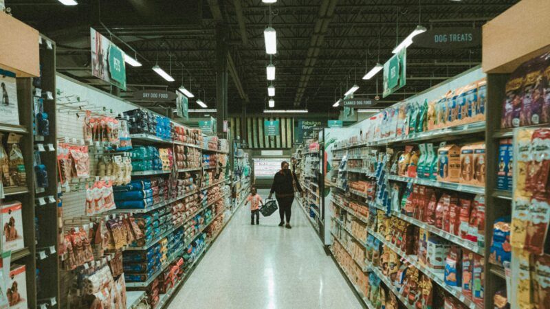 People shopping in a grocery store | Photo by Frankie Cordoba on Unsplash