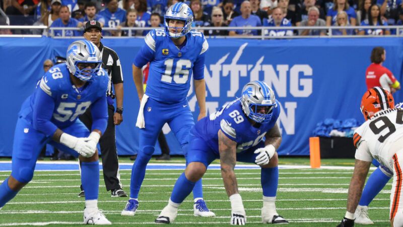 Three Detroit Lions players in all-Honolulu Blue jerseys line up against one Cleveland Browns player in a white jersey and orange helmet. | Scott W. Grau/Icon Sportswire CBW/Scott W. Grau/Icon Sportswire/Newscom