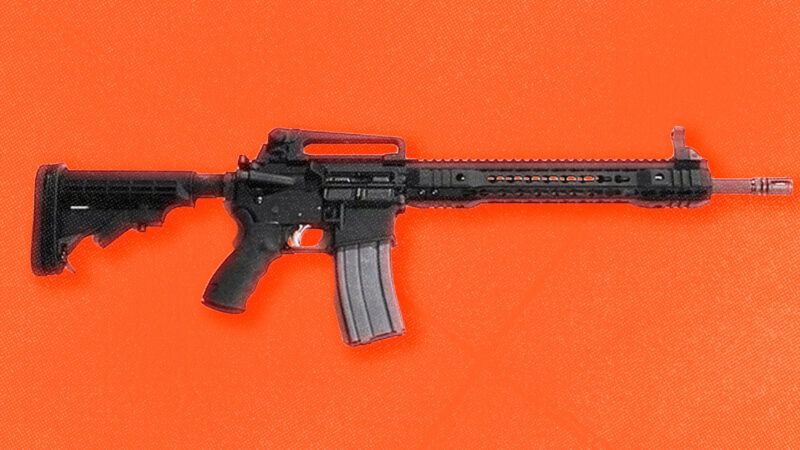 Photo of a semiautomatic rifle on an orange background | Photo: Wikimedia Commons