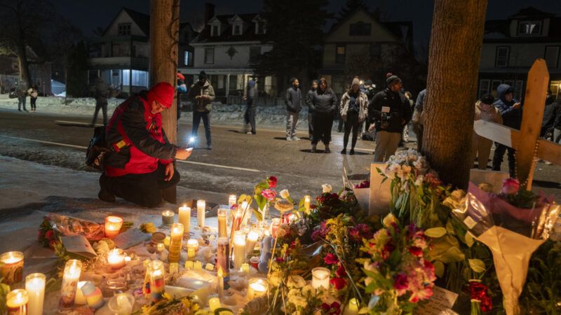 Mourners leave candles and cards after Minneapolis ICE shooting | Angel Colmenares/EFE/Newscom