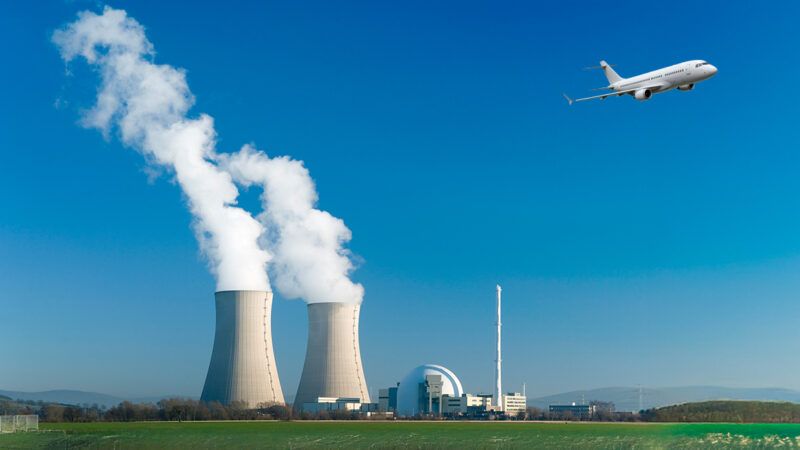 Nuclear cooling towers emitting steam | Photos: iStock