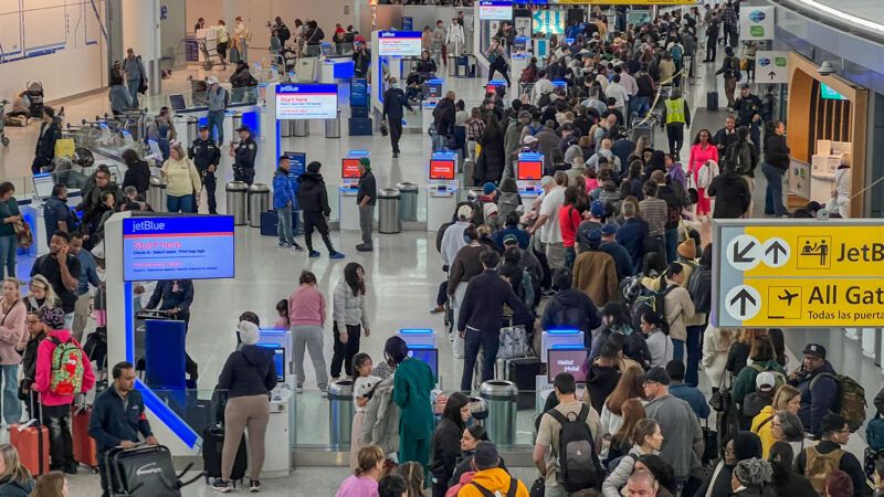 Long lines at an airport | Dylan Stewart/Image of Sport/Newscom