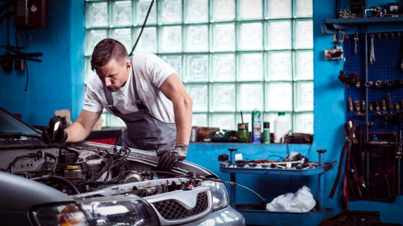 mecanic-in-work-shop | Bialasiewicz/Dreamstime