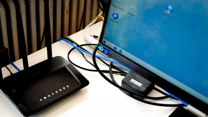 A wireless router connected to a computer. | IMAGO/Francis Joseph Dean/IMAGO/Dean Pictures/Newscom