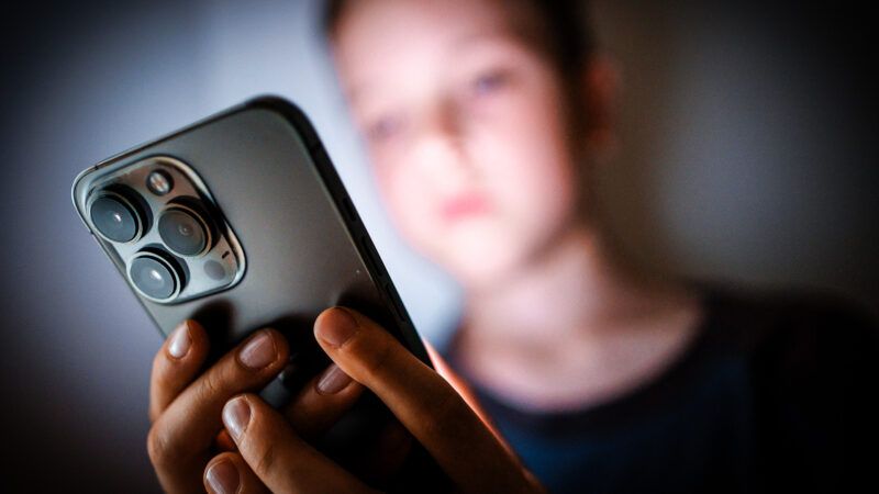 teen on phone | Thomas Trutschel/picture alliance / photothek.de/Newscom