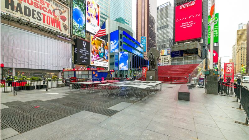 Empty tables in Times Square | Photo: iStock