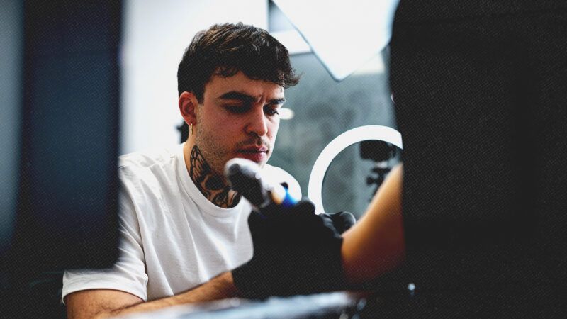 A tattoo artist | Asilopezfotografia/Envato