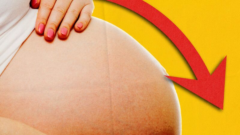 A pregnant woman's stomach with a down red arrow | Scaliger/Dreamstime. Illustration: Fatima Ruiz.