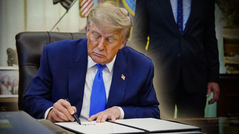 Donald Trump signing an executive order | Photo: Bonnie Cash - Pool via CNP/picture alliance/Consolidated News Photos/Newscom