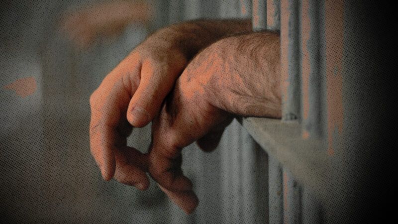 Hands of a prisoner behind bars | Photo: Willeecole/Dreamstime