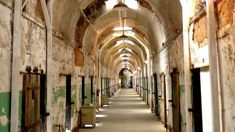 A corridor in a deteriorated prison | Photo: Eastern State Penitentiary; Dudva/Wikimedia