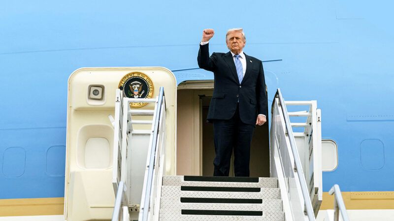 A photo of Trump atop the airstairs on Air Force One | Photo: Sebastian Goll/Alamy