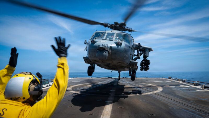 A helicopter comes in for a landing on a U.S. military ship | Photo: United States Department of Defense