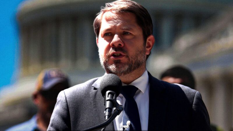 Ruben Gallego speaks into a microphone | Illustration: IMAGO/Matrix Images / Gent Shkullaku/IMAGO/Matrix Images/Newscom