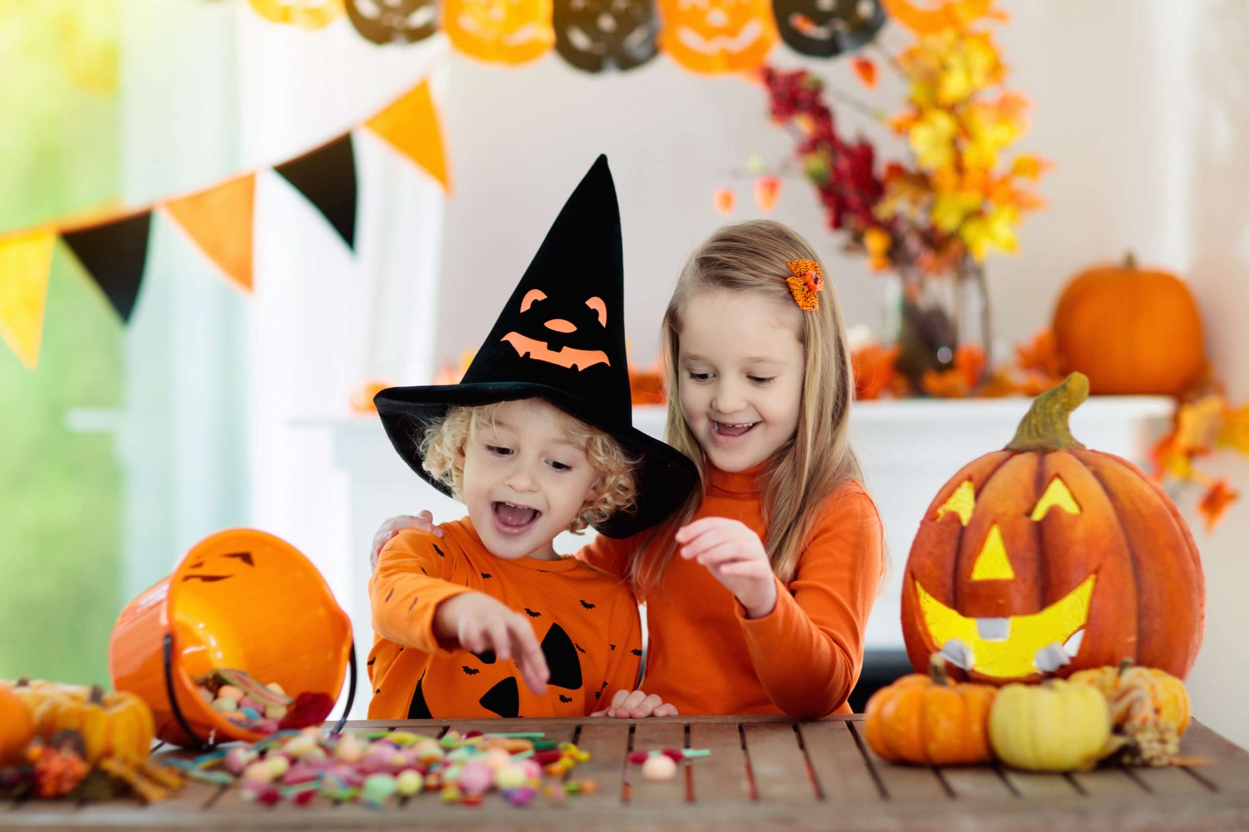 Фото детей Хэллоуин на белом фоне